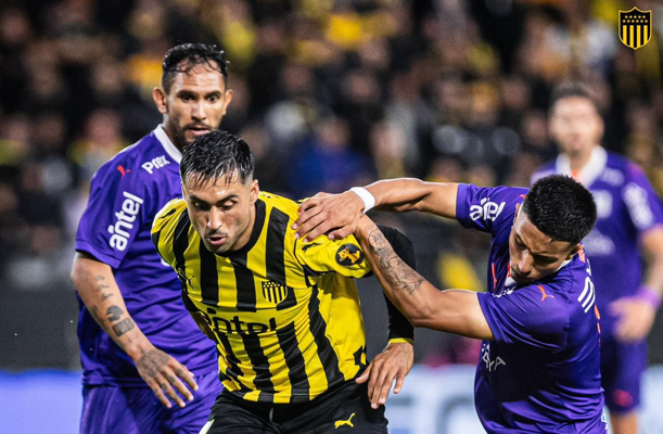 Peñarol venció 2-0 a Defensor Sporting y mantiene la cima de la tabla anual